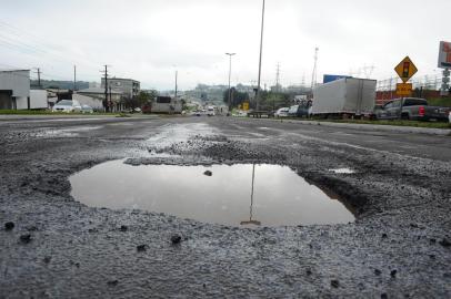  CAXIAS DO SUL, RS, BRASIL (17/09/2020)Conferimos estados das estradas estaduais na Serra. Rs 122 acesso Farroupilha. (Antonio Valiente/Agência RBS)<!-- NICAID(14594584) -->