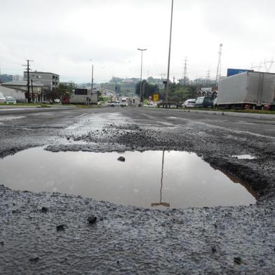  CAXIAS DO SUL, RS, BRASIL (17/09/2020)Conferimos estados das estradas estaduais na Serra. Rs 122 acesso Farroupilha. (Antonio Valiente/Agência RBS)<!-- NICAID(14594584) -->