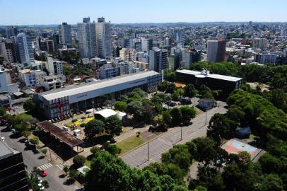  CAXIAS DO SUL, RS, BRASIL, 23/12/2019. Vista aérea do Largo da Prefeitura, ainda com os enfeites natalinos. À esquerda o prédio da Prefeitura Municipal de Caxias e ao fundo à direita, o prédio da Câmara de Vereadores. (Porthus Junior/Agência RBS)<!-- NICAID(14368327) -->