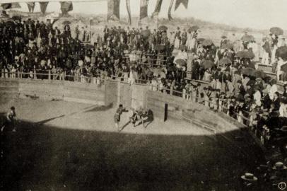 #PÁGINA:06Circo de Touros, que funcionava aos domingos na Redenção, quase em frente à atual Rua da República. As primeiras touradas ocorreram em 1875,e as últimas em 1898. Fonte: Reprodução Fotógrafo: ACERVO DE MOYSÉS VELLHINHO<!-- NICAID(367460) -->