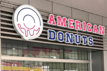 A American Donuts inaugurou, no último fim de semana, a loja física da marca. A expansão do negócio permitiu a abertura da loja  para consumo local do público, na Rua Os 18 do Forte, 2.222, sala 1, anexo ao posto de combustíveis BR/Catz, no bairro São Pelegrino.<!-- NICAID(14594475) -->