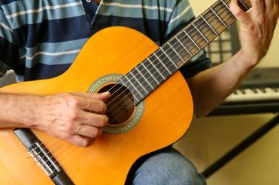  PORTO ALEGRE, RS, BRASIL,10-10-2014:Poluição sonora ,como a musicoterapia ajuda a melhorar a percepção do sons.(FOTO:JULIO CORDEIRO/AGENCIA RBS)Everton Pires - Musicoterapia<!-- NICAID(10898858) -->