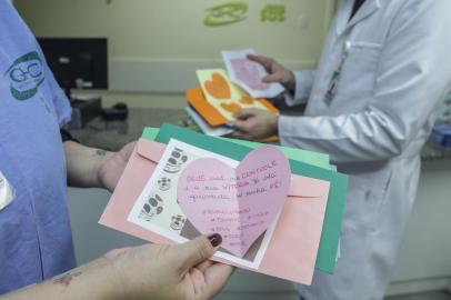  PORTO ALEGRE, RS, BRASIL - 16.09.2020 - Cartas para pacientes internados na UTI covid-19 no Hospital Conceição. Na foto, funcionária da empresa de tecnologia 4all entrega para enfermeira cartas escritas por colegas da sua empresa. (Foto: Isadora Neumann/Agencia RBS)Indexador: ISADORA NEUMANN<!-- NICAID(14593653) -->