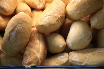  PORTO ALEGRE, RS, BRASIL - 2019.10.07 - O pão francês está 450% mais caro. Aumento no preço do trigo faz com que valor do pão chegue mais caro ao consumidor. (Foto: ANDRÉ ÁVILA/ Agência RBS)<!-- NICAID(14279987) -->