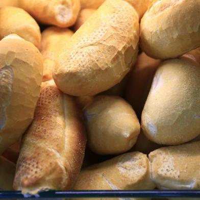  PORTO ALEGRE, RS, BRASIL - 2019.10.07 - O pão francês está 450% mais caro. Aumento no preço do trigo faz com que valor do pão chegue mais caro ao consumidor. (Foto: ANDRÉ ÁVILA/ Agência RBS)<!-- NICAID(14279987) -->