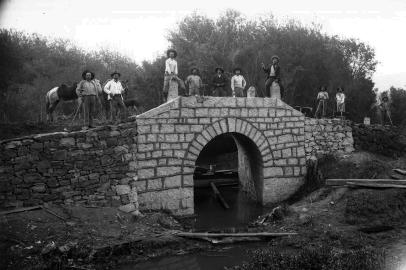 Ponte Negra, surgida em 1909, no antigo Travessão Vitório Emanuel da Sétima Légua (atual bairro São José). Na foto, a ponte e os trabalhadores da construção, em 1909.<!-- NICAID(14595495) -->