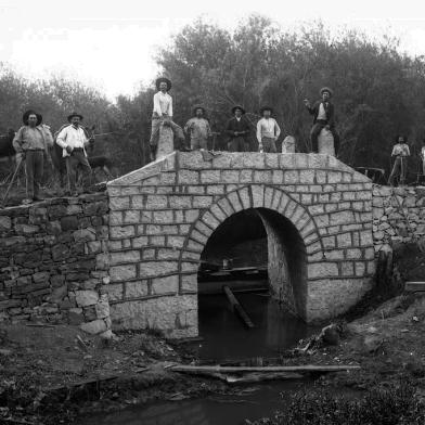 Ponte Negra, surgida em 1909, no antigo Travessão Vitório Emanuel da Sétima Légua (atual bairro São José). Na foto, a ponte e os trabalhadores da construção, em 1909.<!-- NICAID(14595495) -->