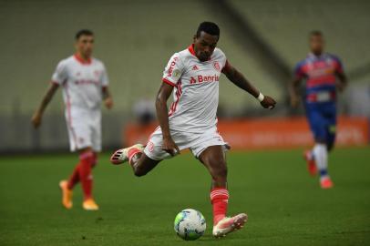 Inter enfrenta o Fortaleza na Arena Castelão, no Ceará, pela 11ª rodada do Brasileirão. No lance, Edenilson<!-- NICAID(14596529) -->