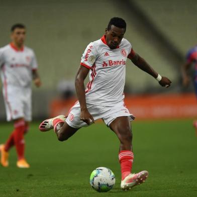 Inter enfrenta o Fortaleza na Arena Castelão, no Ceará, pela 11ª rodada do Brasileirão. No lance, Edenilson<!-- NICAID(14596529) -->