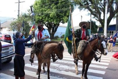 Os festejos deste 20 de setembro não foram deixados de lado pelos gaúchos. Há algumas atividades programadas pelos grupos de piquetes e de CTGs para marcar a passagem da Semana Farroupilha. Em Esteio, onde a Chama Crioula chegou na sexta-feira (18) vinda de Canoas, cavalarianos promoveram, neste domingo, uma celebração.<!-- NICAID(14596596) -->