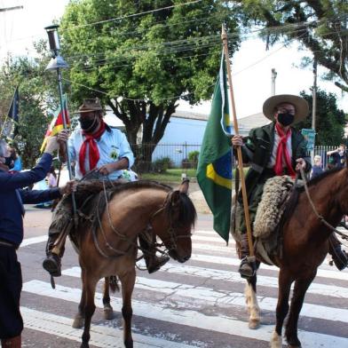 Os festejos deste 20 de setembro não foram deixados de lado pelos gaúchos. Há algumas atividades programadas pelos grupos de piquetes e de CTGs para marcar a passagem da Semana Farroupilha. Em Esteio, onde a Chama Crioula chegou na sexta-feira (18) vinda de Canoas, cavalarianos promoveram, neste domingo, uma celebração.<!-- NICAID(14596596) -->