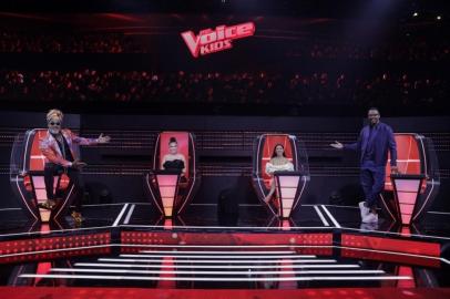 Paralisado desde março por conta da pandemia de coronavírus, o The Voice Kids retornou neste domingo (20) com as eliminatórias ao vivo, mas com mudanças já anunciadas no formato. <!-- NICAID(14596649) -->