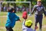 Com poucos recursos, imigrantes venezuelanos iniciam escolinha de beisebol em Porto Alegre

