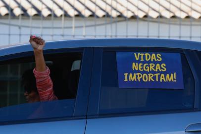  PORTO ALEGRE, BR, BRASIL - 20.09.2020 - Acompanhamos o início da carreata que pedirá justiça no caso Gustavo, um engenheiro que foi morto por engano durante uma perseguição policial em MARAU, em abril. (Foto: Lauro Alves/Agencia RBS)<!-- NICAID(14596762) -->