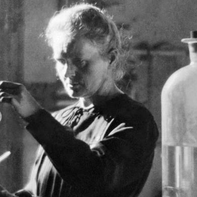  Photo datant de 1925 du Professeur Marie Curie en train de travailler dans le laboratoire de luniversité à Paris. Marie Curie et son mari, le physicien Pierre Curie, ont annoncé il y a 100 ans, le 18 juillet 1898, le découverte du Polonium, avant de recevoir le Prix Nobel de physique en 1903.Picture dated 1925 shows Professor Marie Curie working in the laboratory of Paris university. Marie Curie and her husband, the French physicist Pierre Curie were the discoverers of radium and won the Nobel prize for physics in 1903. Pierre Curie was born in Paris 15 May 1859 and his most important contributions to physics was the discovery that the magnetic properties of substances change at certain temperature, known as the Curie point. (Photo by - / AFP)Editoria: SCILocal: ParisIndexador: -Secao: science (general)Fonte: AFP