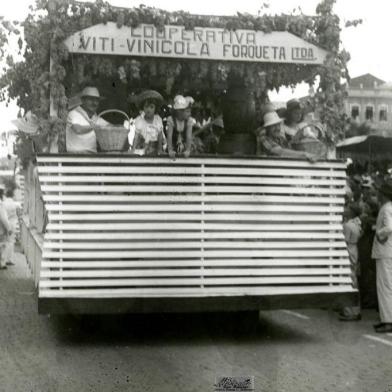 Desfile da Festa da Uva de 1950, quando participou a Cooperativa Vitivinícola Forqueta, produtora dos Vinhos Radiante. Local é a Avenida Júlio, em frente à Praça Dante Alighieri.<!-- NICAID(14596584) -->