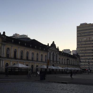 Amanhecer desta segunda-feira (21) em Porto Alegre