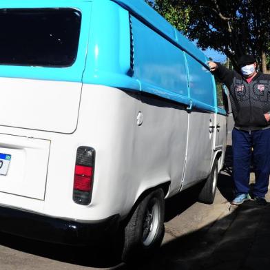  BENTO GONÇALVES, RS, BRASIL, 21/09/2020. Aposentado Hélio Zuleger Gerhardt, 44 anos. Ele foi caminhoneiro por cerca de 15 anos e precisou se aposentar no final de 2018 por invalidez. Parado em casa, começou a assistir vídeos no YouTube e aprendeu sozinho sobre chapeação. Decidiu comprar uma Kombi e a reformou, pouco a pouco, com o desejo de transformá-la em motor home e rodar o RS e o Brasil.(Porthus Junior/Agência RBS)<!-- NICAID(14597374) -->