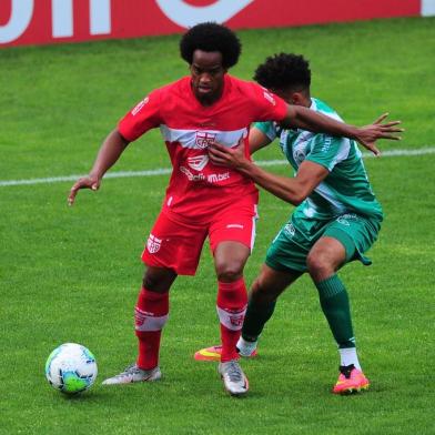 CAXIAS DO SUL, RS, BRASIL, 17/09/2020. Juventude x CRB, jogo válido pela quarta fase da Copa do Brasil 2020 realizado no estádio Alfredo Jaconi. Na foto, zagueiro Wellington (D). (Porthus Junior/Agência RBS)<!-- NICAID(14594975) -->