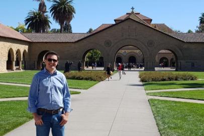 César Augusto FerreiraConselheiro Convidado do Instituto Hélice pelas empresas Randon, uma das mantenedoras  Nas empresas Randon ele é Diretor de Inovação de ProdutoNa foto, em frente à Universidade de Stanford, onde nasceu o Vale do Silício.<!-- NICAID(14596787) -->