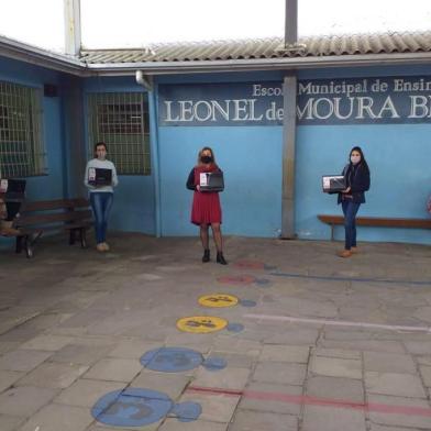 Estudantes de sete escolas da rede municipal e estadual de Flores da Cunha e Nova Pádua vão contar com 38 notebooks para facilitar o acesso à educação e qualificar o ensino remoto durante a pandemia de covid-19. A doação dos equipamentos partiu do Fórum de Flores da Cunha na última semana. As escolas municipais contempladas em Flores são:  Rio Branco, com três computadores, 1º de Maio e Francisco Zilli, com cinco equipamentos cada e Leonel de Moura Brizola e Tancredo de Almeida Neves receberam sete notebooks para cada colégio. Na rede estadual, a escola São Rafael foi contemplada com sete computadores. Para a Escola Estadual de Ensino Médio Luiz Gelain, de Nova Pádua, também foram doados sete equipamentos.<!-- NICAID(14598156) -->