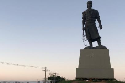 A estátua do Laçador, em Porto Alegre, amanheceu nesta terça-feira (22) sem a máscara que havia sido colocada no final de semana. A Guarda Municipal analisa imagens de câmeras de segurança para ver se o acessório caiu com o vento ou se foi retirado por alguém.A prefeitura disponibilizou um caminhão para que outra máscara seja colocada no monumento, o que está previsto para ocorrer às 13h30min.