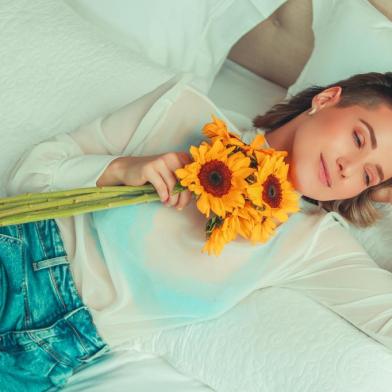 Editorial de Primavera produzido por Sidnei Staudt.Ficha técnica Abordagem: Boas novas, a primavera se anuncia.Conceito: Sidnei Staudt Apoio de arte: Paulinho SilvaModelo: Gisi FiuzaWear Code: Lehitàge Beauty: Débora Camassola  Flores e criação das peças florais: Blumennstrauss Fotografia: Wellington DaminLocação: Code Colchões Alimentação: Delícias de Neiva<!-- NICAID(14594368) -->