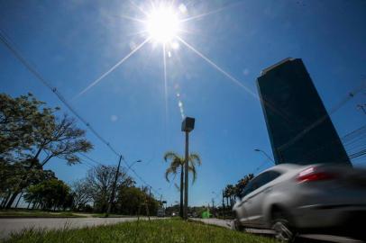  PORTO ALEGRE,RS, BRASIL - 2020.09.21 - Os novos controladores de velocidade de Porto Alegre começaram a ser instalados. Eles estão sendo colocados no mesmo lugar onde antes já havia os equipamentos antigos. (Foto: ANDRÉ ÁVILA/ Agência RBS)Indexador: Andre Avila<!-- NICAID(14597639) -->