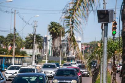  PORTO ALEGRE,RS, BRASIL - 2020.09.21 - Os novos controladores de velocidade de Porto Alegre começaram a ser instalados. Eles estão sendo colocados no mesmo lugar onde antes já havia os equipamentos antigos. (Foto: ANDRÉ ÁVILA/ Agência RBS)Indexador: Andre Avila<!-- NICAID(14597641) -->