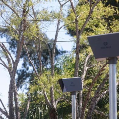  PORTO ALEGRE,RS, BRASIL - 2020.09.21 - Os novos controladores de velocidade de Porto Alegre começaram a ser instalados. Eles estão sendo colocados no mesmo lugar onde antes já havia os equipamentos antigos. (Foto: ANDRÉ ÁVILA/ Agência RBS)Indexador: Andre Avila<!-- NICAID(14597646) -->