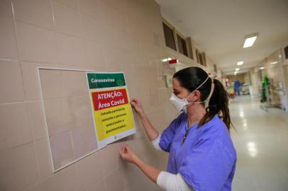  PORTO ALEGRE, RS, BRASIL - 2020.09.22 - O hospital de Clínicas abriu mais espaço para atender pacientes não covid. No final de agosto, o hospital já havia iniciado um movimento para retornar alguns leitos de enfermaria a pacientes com outras doenças. E, a partir desta semana, mais áreas que estavam destinadas à covid-19 estão sendo liberadas para receber outros pacientes. Na foto: Enfermaria que antes atendia apenas pacientes covid-19. (Foto: ANDRÉ ÁVILA/ Agência RBS)Indexador: Andre Avila<!-- NICAID(14598415) -->