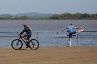  PORTO ALEGRE, RS, BRASIL, 22-09-2020: Pessoas aproveitam sol na orla do Guaiba no dia que marca o início da primavera. (Foto: Mateus Bruxel / Agência RBS)Indexador: Mateus Bruxel<!-- NICAID(14598443) -->