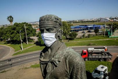  ** EM BAIXA** - PORTO ALEGRE, RS, BRASIL - 22.09.2020 - Após suspeita de vandalismo, máscara é recolocada no Laçador. (Foto: Marco Favero/Agencia RBS)<!-- NICAID(14598524) -->