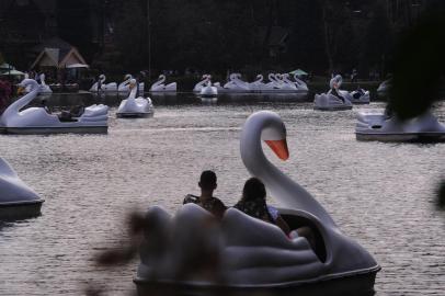  GRAMADO, RS, BRASIL, 29/08/2020 - Gramado estava cheia de turistas na tarde deste sábado. NA FOTO: Lago Negro. (Marcelo Casagrande/Agência RBS)<!-- NICAID(14580058) -->