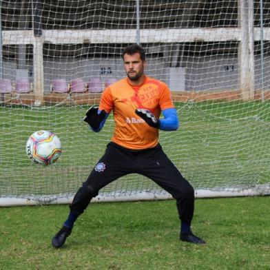 Goleiro Marcelo Pitol em treinamento no CT Baixada rubra<!-- NICAID(14599485) -->