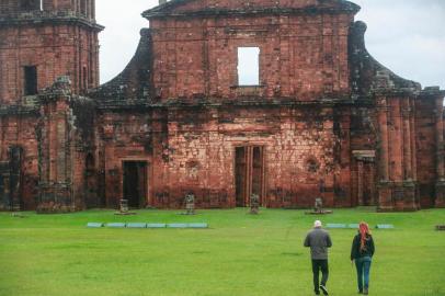  SÃO MIGUEL DAS MISSÕES, RS, BRASIL - 2020.09.16 - Turismo em época de pandemia, nas Ruínas de São Miguel das Missões. Na imagem: Edinan Hiekmann e Laís. (Foto: ANDRÉ ÁVILA/ Agência RBS)Indexador: Andre Avila<!-- NICAID(14595845) -->