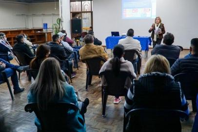 Os pré-candidatos a prefeitura de Caxias do Sul pela coligação Levanta Caxias, Paula Ioris e Adiló Didomenico, estão realizando a apresentação do Plano de Governo a todos os pré-candidatos a vereadores que compõem a coligação composta por PSDB, PTB, PSC, Solidariedade e PROS.<!-- NICAID(14599316) -->