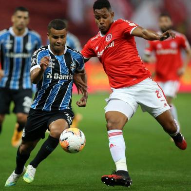  Brazils Gremio Alisson (L) and Brazils Internacional Matheus Jussa vie for the ball during their closed-door Copa Libertadores group phase football match at the Beira Rio stadium in Porto Alegre, Brazil, on September 23, 2020, amid the COVID-19 novel coronavirus pandemic. (Photo by Alexandre Schneider / POOL / AFP)Editoria: SPOLocal: Porto AlegreIndexador: ALEXANDRE SCHNEIDERSecao: soccerFonte: POOLFotógrafo: STR<!-- NICAID(14599934) -->