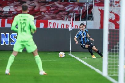 Grenal 427RS - FUTEBOL/CONMEBOL LIBERTADORES 2020 /GREMIO X INTERNACIONAL - ESPORTES - Lance da partida entre Gremio e Internacional disputada na noite desta quarta-feira, na Estadio Beira-Rio, valida pela Conmebol Libertadores 2020. FOTO: LUCAS UEBEL/GREMIO FBPAEditoria: SPOLocal: Porto AlegreIndexador: Lucas UebelSecao: futebolFonte: Gremio.netFotógrafo: Grenal 427<!-- NICAID(14599948) -->