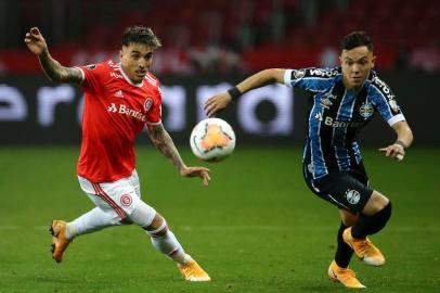  Brazils Internacional Argentine Renzo Saravia (L) and Brazils Gremio Pepe run for the ball during their closed-door Copa Libertadores group phase football match at the Beira Rio stadium in Porto Alegre, Brazil, on September 23, 2020, amid the COVID-19 novel coronavirus pandemic. (Photo by DIEGO VARA / POOL / AFP)Editoria: SPOLocal: Porto AlegreIndexador: DIEGO VARASecao: soccerFonte: POOLFotógrafo: STR<!-- NICAID(14599955) -->