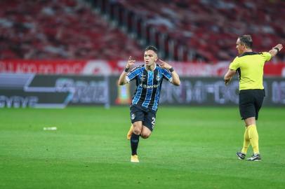 Grenal 427RS - FUTEBOL/CONMEBOL LIBERTADORES 2020 /GREMIO X INTERNACIONAL - ESPORTES - Lance da partida entre Gremio e Internacional disputada na noite desta quarta-feira, na Estadio Beira-Rio, valida pela Conmebol Libertadores 2020. FOTO: LUCAS UEBEL/GREMIO FBPAEditoria: SPOLocal: Porto AlegreIndexador: Lucas UebelSecao: futebolFonte: Gremio.netFotógrafo: Grenal 427<!-- NICAID(14600003) -->