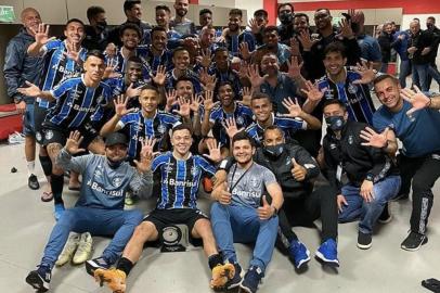  Jogador Cortez do Grêmio comemorando no Instagram a vitória sobre o Inter na Libertadores.<!-- NICAID(14600048) -->