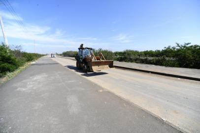  PORTO ALEGRE,RS,BRASIL.2020,09,23.Operaçõa de limpeza do DMLU,na AV.Severo  Dullios,que retirou toneladas de lixo e entulhos da avenida, e foi levado para aterro.(ROANALDO BERNARDI/AGENCIA RBS).<!-- NICAID(14599085) -->