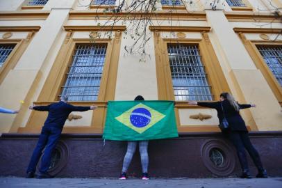  PORTO ALEGRE, RS, BRASIL, 24/09/2020- Manifestação em apoio à reabertura do Colégio Militar de Porto Alegre.  Foto:  Lauro Alves/Agencia RBS<!-- NICAID(14600117) -->