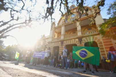  PORTO ALEGRE, RS, BRASIL, 24/09/2020- Manifestação em apoio à reabertura do Colégio Militar de Porto Alegre.  Foto:  Lauro Alves/Agencia RBS<!-- NICAID(14600115) -->