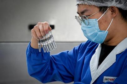  A staff member checks vaccines during a media tour of a new factory built to produce a COVID-19 coronavirus vaccine at Sinovac, one of 11 Chinese companies approved to carry out clinical trials of potential coronavirus vaccines, in Beijing on September 24, 2020. (Photo by WANG ZHAO / AFP)Editoria: HTHLocal: BeijingIndexador: WANG ZHAOSecao: diseaseFonte: AFPFotógrafo: STF<!-- NICAID(14600188) -->