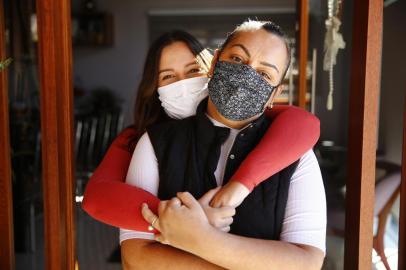  PORTO ALEGRE, RS, BRASIL - 22.09.2020 - Carla Conceição dos Santos, 46 anos, empresária, ficou 75 dias internada no Hospital Moinhos de Vento por causa da covid-19. Instantes antes de ser entubada, ela surpreendeu e emocionou os médicos, que já estavam a postos para o procedimento, ao pedir para telefonar para a filha, Karolina Pires, 26 anos. (Foto: Félix Zucco/Agencia RBS)<!-- NICAID(14598664) -->