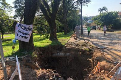 Moradores do bairro Três Figueiras, em Porto Alegre, colocaram um cartaz e balões junto a um buraco que está aberto há três meses na praça Desembargador La Hire Guerra. A ¿??celebração¿?? foi realizada no final da tarde de quarta-feira (23).Na manhã desta quinta (24), os balões e o cartaz seguiam no local. O buraco, com cerca de três metros de profundidade, ocupa toda a calçada na esquina das ruas Coronel Armando Assis e Osório Tuyuti de Oliveira Freitas. 