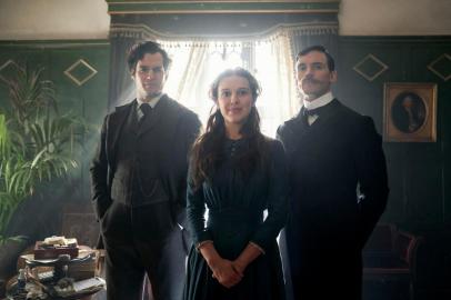 ENOLA HOLMES (L to R) HENRY CAVILL as SHERLOCK HOLMES, MILLIE BOBBY BROWN as ENOLA HOLMES, SAM CLAFLIN as MYCROFT HOLMES. Cr. ROBERT VIGLASKI /LEGENDARY Â©2020<!-- NICAID(14598721) -->