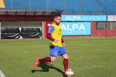 Atacante Claudinho treina no Estádio Centenário para o jogo contra o Tubarão.<!-- NICAID(14600600) -->